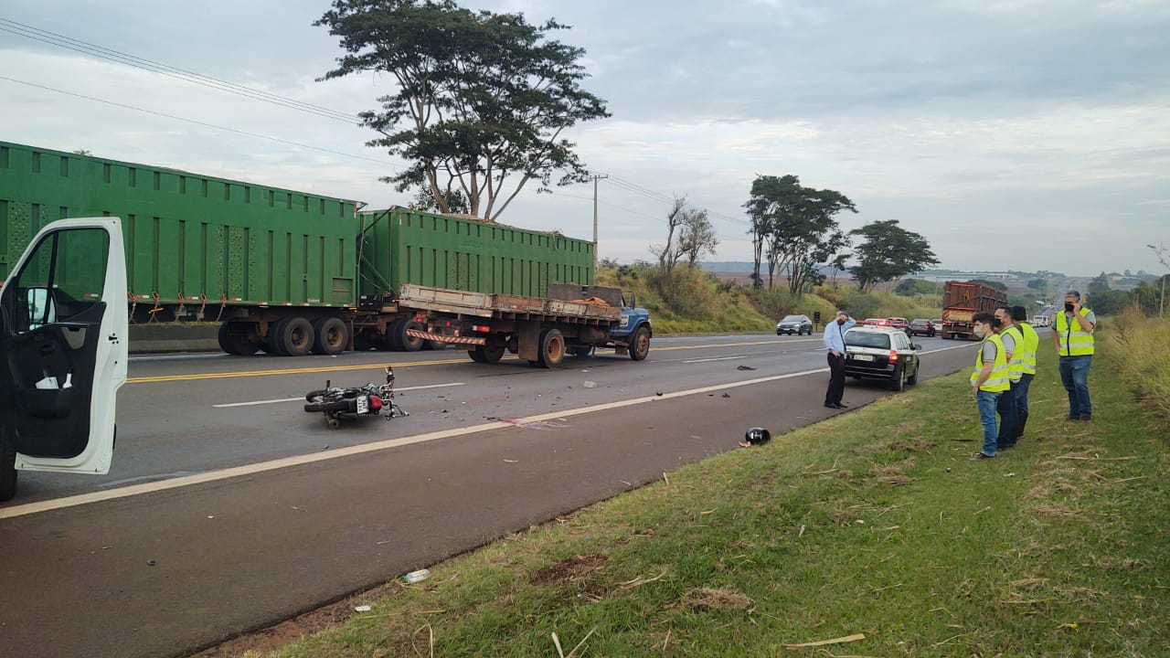 Foto 2 de 2 — Morre jovem que bateu moto em carreta na SP-255